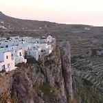 Coral Karavostasis (Folegandros)