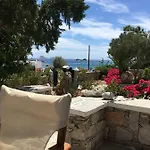 Coral * Karavostasis (Folegandros)