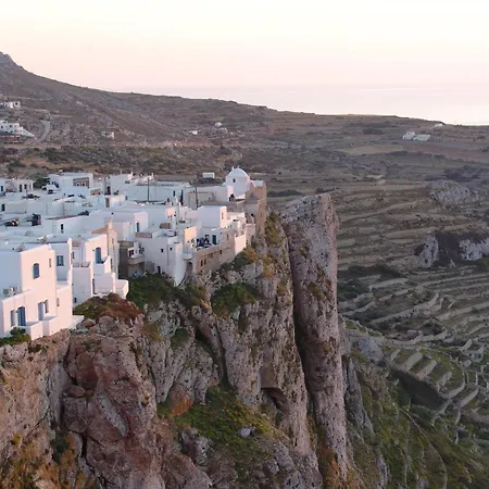 Coral Karavostasis (Folegandros)